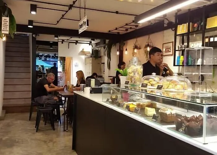 Barn & Bed At Bts Phrom Phong Hostel