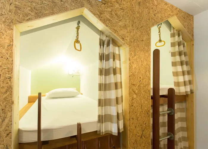 Barn & Bed At Bts Phrom Phong