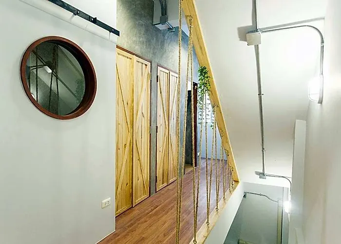 Barn & Bed At Bts Phrom Phong Hostel