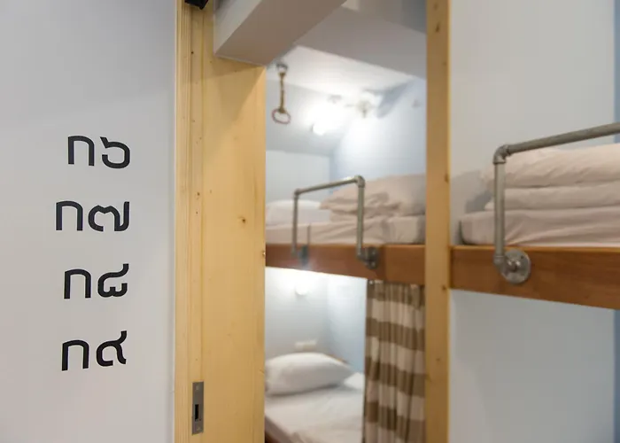Barn & Bed At Bts Phrom Phong Hostel *