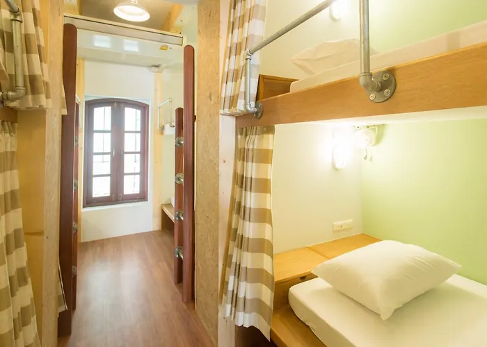 Hostel Barn & Bed At Bts Phrom Phong Bangkok