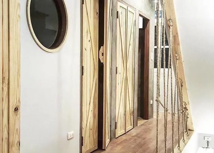 Barn & Bed At Bts Phrom Phong Hostel