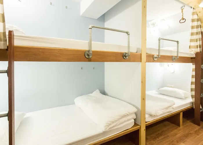 Barn & Bed At Bts Phrom Phong
