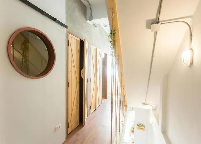 Barn & Bed At Bts Phrom Phong Hostel
